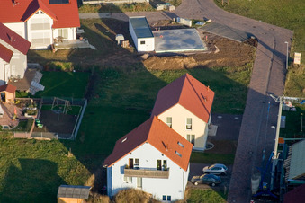Dans le champ inférieur à le quartier Schaidt in Wörth am Rhein dans le département Rhénanie-Palatinat, Allemagne vue d'en haut