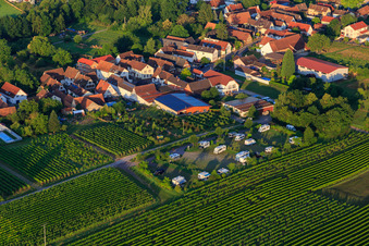 Vue aérienne de Vue du village le matin depuis le nord avec le parking des mobil-homes du Weinhaus Geiger à Dierbach dans le département Rhénanie-Palatinat, Allemagne