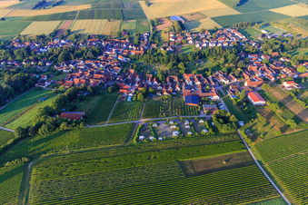 Photographie aérienne de Vue du village le matin depuis le nord avec le parking des mobil-homes du Weinhaus Geiger à Dierbach dans le département Rhénanie-Palatinat, Allemagne
