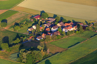 Vue aérienne de Kaplaneihof avec vin et vin mousseux Däuwel à le quartier Deutschhof in Kapellen-Drusweiler dans le département Rhénanie-Palatinat, Allemagne
