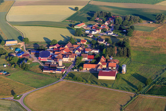 Vue aérienne de Congrégation mennonite Deutschhof (Église évangélique libre) à le quartier Deutschhof in Kapellen-Drusweiler dans le département Rhénanie-Palatinat, Allemagne