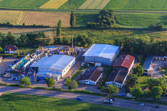Vue aérienne de Zone commerciale Brückwiesenstraße avec Union Bauzentrum Hornbach BZA-Kapellen et magasin de meubles naturels Heinrich à le quartier Kapellen in Kapellen-Drusweiler dans le département Rhénanie-Palatinat, Allemagne