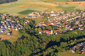 Vue aérienne de Dormitoire avec l'église Saint-Jacques à le quartier Herrenzimmern in Bösingen dans le département Bade-Wurtemberg, Allemagne