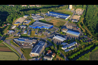 Vue aérienne de Parc industriel de Berner Feld avec AMR GmbH, centre logistique XBK-KABEL, CARSIG GmbH et Kirch – engineering and products GmbH à Rottweil dans le département Bade-Wurtemberg, Allemagne