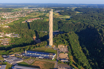 Vue aérienne de Tour d'essai d'ascenseur TK : Tour d'essai d'ascenseur avec membrane de façade torsadée, 12 cages d'ascenseur et terrasse d'observation avec vue panoramique et centre logistique XBK-KABEL à Rottweil dans le département Bade-Wurtemberg, Allemagne