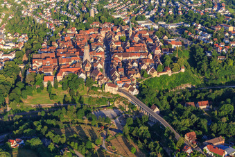 Vue aérienne de Vieille ville historique vue de l'est avec la rue principale et l'église-chapelle à Rottweil dans le département Bade-Wurtemberg, Allemagne