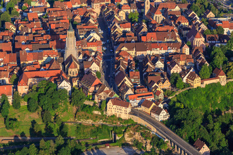 Vue aérienne de Vieille ville historique vue de l'est avec la rue principale et l'église-chapelle à Rottweil dans le département Bade-Wurtemberg, Allemagne