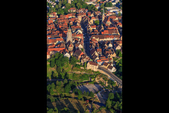 Photographie aérienne de Vieille ville historique vue de l'est avec la rue principale et l'église-chapelle à Rottweil dans le département Bade-Wurtemberg, Allemagne