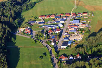 Vue aérienne de Zone industrielle Siemensstraße avec Albrecht GmbH et THS-Transformatoren Franz Hölsch GmbH à le quartier Schörzingen in Schömberg dans le département Bade-Wurtemberg, Allemagne