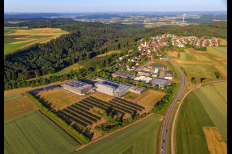 Vue aérienne de Installation photovoltaïque en plein air dans la zone industrielle d'Eferenstraße avec rio-sys et Gebr. Schwarz GmbH à le quartier Neukirch in Rottweil dans le département Bade-Wurtemberg, Allemagne