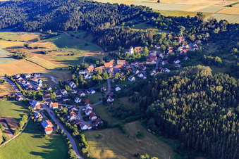 Vue aérienne de Vue du village depuis le sud-est à le quartier Gößlingen in Dietingen dans le département Bade-Wurtemberg, Allemagne
