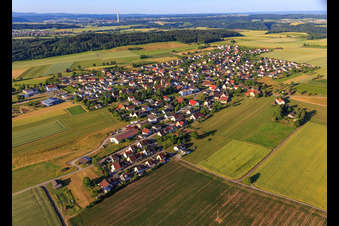 Vue aérienne de Vue du village depuis le nord à le quartier Irslingen in Dietingen dans le département Bade-Wurtemberg, Allemagne