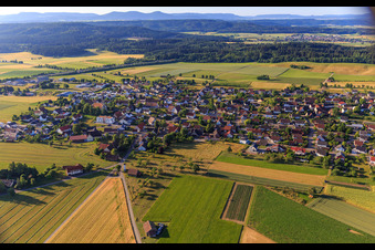 Vue aérienne de Vue du village depuis le nord-ouest à le quartier Irslingen in Dietingen dans le département Bade-Wurtemberg, Allemagne