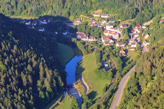 Vue aérienne de Village dans la vallée du Neckar avec barrage Talhausen à le quartier Talhausen in Epfendorf dans le département Bade-Wurtemberg, Allemagne