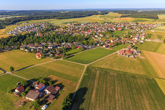 Vue aérienne de Vue du village depuis le nord-est à le quartier Herrenzimmern in Bösingen dans le département Bade-Wurtemberg, Allemagne