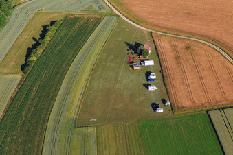 Vue aérienne de Site d'atterrissage spécial paramoteur à le quartier Waldmössingen in Schramberg dans le département Bade-Wurtemberg, Allemagne