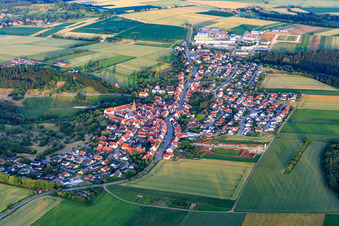 Vue aérienne de Vue du village depuis le nord-ouest à le quartier Binsdorf in Geislingen dans le département Bade-Wurtemberg, Allemagne