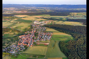 Vue aérienne de Vue du village depuis le nord-ouest à le quartier Binsdorf in Geislingen dans le département Bade-Wurtemberg, Allemagne
