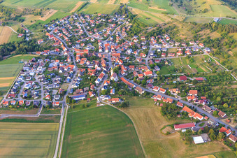 Vue aérienne de Vue du village depuis l'ouest à le quartier Erlaheim in Geislingen dans le département Bade-Wurtemberg, Allemagne