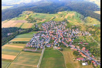 Vue aérienne de Vue du village depuis le sud-ouest à le quartier Erlaheim in Geislingen dans le département Bade-Wurtemberg, Allemagne