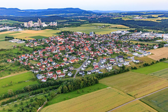 Vue aérienne de Vue du village depuis le nord devant la carrière de Dotternhausen de BEDO Betonwerk Dotternhausen GmbH & Co. KG à Dormettingen dans le département Bade-Wurtemberg, Allemagne