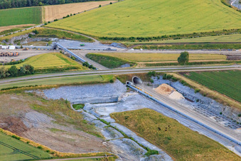 Vue aérienne de Bandes transporteuses du tunnel de la carrière de Dotternhausen sous une route à Dormettingen dans le département Bade-Wurtemberg, Allemagne