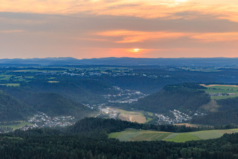Vue aérienne de Vallée du Neckar vue du sud-est en soirée à le quartier Altoberndorf in Oberndorf am Neckar dans le département Bade-Wurtemberg, Allemagne