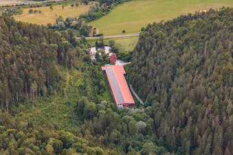 Vue aérienne de Halle agricole dans le Schenkbachtal à Epfendorf dans le département Bade-Wurtemberg, Allemagne