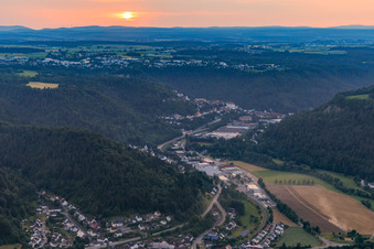 Vue aérienne de Vallée du Neckar vue du sud-est en soirée à le quartier Altoberndorf in Oberndorf am Neckar dans le département Bade-Wurtemberg, Allemagne