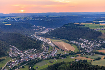 Photographie aérienne de Vallée du Neckar vue du sud-est en soirée à le quartier Altoberndorf in Oberndorf am Neckar dans le département Bade-Wurtemberg, Allemagne
