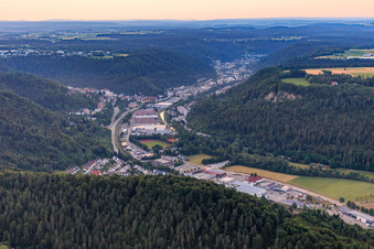 Vue aérienne de Vallée du Neckar vue du sud-est en soirée à Oberndorf am Neckar dans le département Bade-Wurtemberg, Allemagne