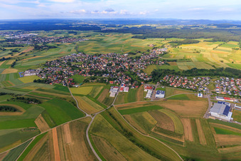 Vue aérienne de Vue de la ville depuis l'est à le quartier Winzeln in Fluorn-Winzeln dans le département Bade-Wurtemberg, Allemagne