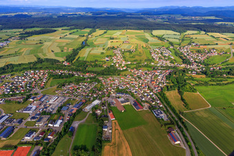 Vue aérienne de Vue de la ville depuis l'est à le quartier Fluorn in Fluorn-Winzeln dans le département Bade-Wurtemberg, Allemagne