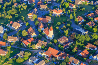 Vue aérienne de Église et jardin d'enfants évangélique "Schwalben-Nest" au centre du village à le quartier Weiler in Königsfeld im Schwarzwald dans le département Bade-Wurtemberg, Allemagne