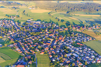 Vue aérienne de Vue d'ensemble de la ville depuis le nord-ouest à le quartier Neuhausen in Königsfeld im Schwarzwald dans le département Bade-Wurtemberg, Allemagne