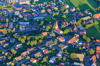 Vue aérienne de Église Saint-Martin à le quartier Neuhausen in Königsfeld im Schwarzwald dans le département Bade-Wurtemberg, Allemagne