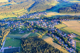 Vue aérienne de Vue d'ensemble de la ville depuis le nord-ouest à le quartier Kappel in Niedereschach dans le département Bade-Wurtemberg, Allemagne