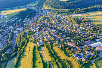 Vue aérienne de Vue d'ensemble de la ville depuis le sud à Niedereschach dans le département Bade-Wurtemberg, Allemagne