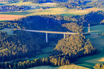 Vue aérienne de Pont autoroutier de l'A81 sur l'Eschachtal à le quartier Horgen in Zimmern ob Rottweil dans le département Bade-Wurtemberg, Allemagne