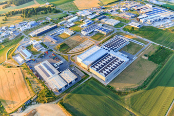 Vue aérienne de Zone industrielle Schwarzwaldring/Albring avec Maschinenfabrik Berthold Hermle AG, Bucher Stahlhandel GmbH, BAH Personaldienste GmbH, weisenburger bau GmbH, acp Systems AG et ACI Systems GmbH et Müller Hydraulik GmbH à Zimmern ob Rottweil dans le département Bade-Wurtemberg, Allemagne
