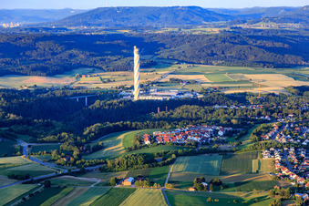 Vue aérienne de Tour d'essai de l'ascenseur TK vue de l'ouest et de la nouvelle zone de développement Hegneberg (Überlinger Straße) à Rottweil dans le département Bade-Wurtemberg, Allemagne