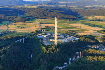 Vue aérienne de Tour d'essai de l'ascenseur TK vue de l'ouest dans la soirée à Rottweil dans le département Bade-Wurtemberg, Allemagne