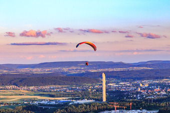 Vue aérienne de Parapentistes devant la tour d'essai de l'ascenseur TK à Rottweil dans le département Bade-Wurtemberg, Allemagne