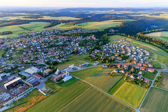 Vue aérienne de Vue de la ville depuis le sud-ouest à le quartier Herrenzimmern in Bösingen dans le département Bade-Wurtemberg, Allemagne