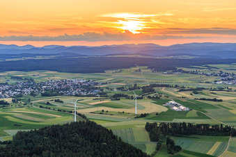 Vue aérienne de Coucher de soleil sur la Forêt-Noire avec des éoliennes à le quartier Waldmössingen in Schramberg dans le département Bade-Wurtemberg, Allemagne