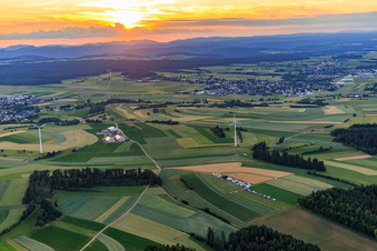 Vue aérienne de Coucher de soleil sur la Forêt-Noire avec des éoliennes à le quartier Waldmössingen in Schramberg dans le département Bade-Wurtemberg, Allemagne