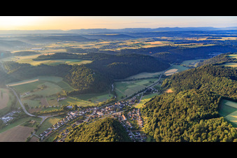 Vue aérienne de Vue du village dans la vallée du Neckar depuis le nord-ouest à le quartier Altoberndorf in Oberndorf am Neckar dans le département Bade-Wurtemberg, Allemagne