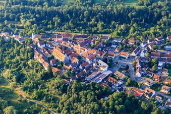 Vue aérienne de Centre-ville historique avec Fruchtkasten et église de la ville à Rosenfeld dans le département Bade-Wurtemberg, Allemagne