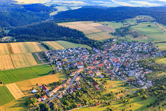 Vue aérienne de Centre du village vu du sud à le quartier Erlaheim in Geislingen dans le département Bade-Wurtemberg, Allemagne