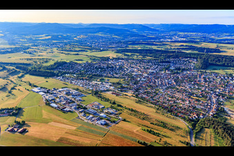 Vue aérienne de Vue de la ville depuis le nord-ouest derrière la zone industrielle Siemensstr à Geislingen dans le département Bade-Wurtemberg, Allemagne